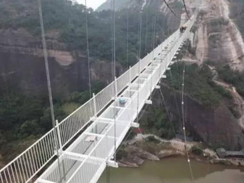玻璃吊橋受到外國(guó)人質(zhì)疑，不遠(yuǎn)萬里來砸橋，結(jié)局讓人很無奈